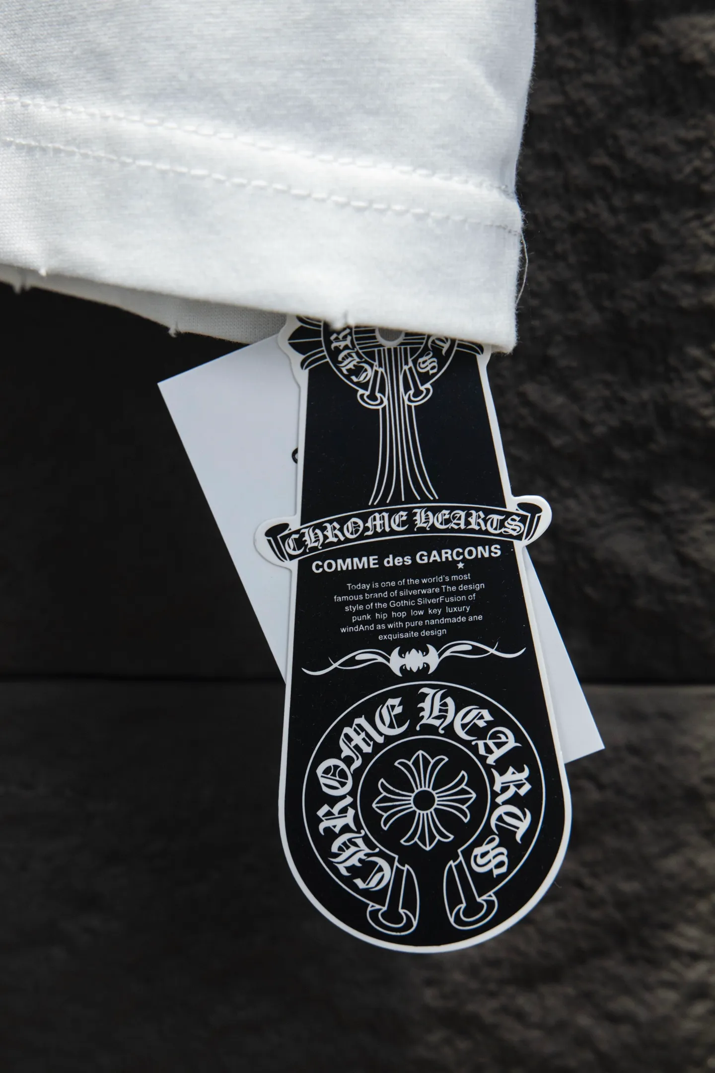 P190 🆕Chrome Hearts os version is really charming and Chrome Hearts is really a must-have. Each season's new version is made to the extreme. It is very practical and can be worn casually. Nice✔️ - ⚠️100% cotton. Made of 32-count double yarn, 260-gram weight fabric and imported knitted carded cotton. The thickness is moderate, drapey and contoured, and the upper body is comfortable! ! It is very tolerant to fat body types and can instantly lose five pounds after wearing it!  Front panel #Back panel Neckline Bronzing elements# Imported hardware heavy craftsmanship and imported accessories. The body is washed, fried, frayed and added with handmade elements, which greatly increases the interest of the clothing; unique visual effects. The special fraying effect creates a unique distressed effect. The addition of handmade elements to the body greatly increases the interest of the clothing; it has a unique visual effect. After special fraying effect treatment, a unique distressed effect is formed. An irregular hem is added to the version. This year, Crow Heart is focusing on the version. In the past two years, the oversize version has become the focus of the trend. It has also been a popular staple in the past two years. The change of designers has made this brand an instant hit. The progressive fashion of the times also needs the blood impact of fresh elements and trendy designs in order to continue its glory! It’s stylish both inside and outside, a must-have for high street travel! An absolute "eye-catching style" that can match couples 💏 Color: washed black and white Size: S M L XL
